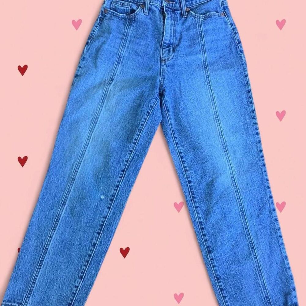 Straight Leg Jeans with Frayed Hem